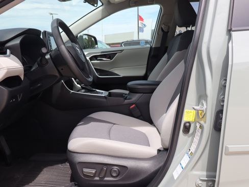 Used 2022 Toyota RAV4 XLE AWD/4WD image 9