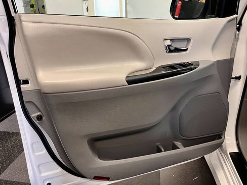 Used 2012 Toyota Sienna SE FWD image 15