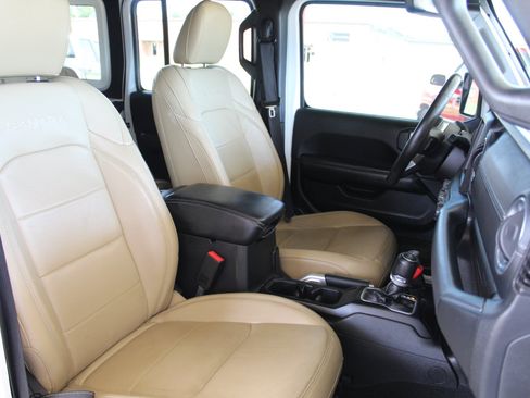 Used 2018 Jeep Wrangler Unlimited Sahara AWD/4WD image 13