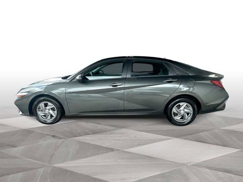 Used 2025 Hyundai Elantra SE FWD image 5