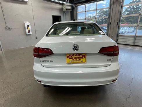 Used 2016 Volkswagen Jetta SE FWD image 4