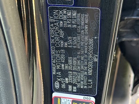 Used 2017 Kia Niro LX image 39