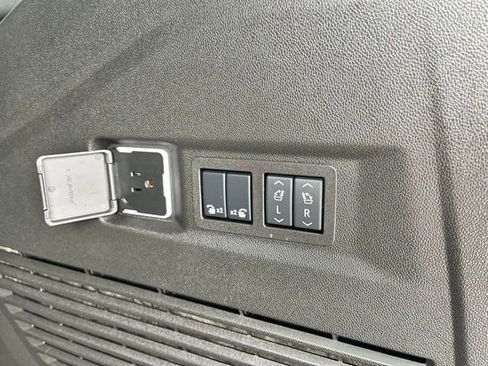 Used 2025 Chevrolet Tahoe High Country AWD/4WD image 9