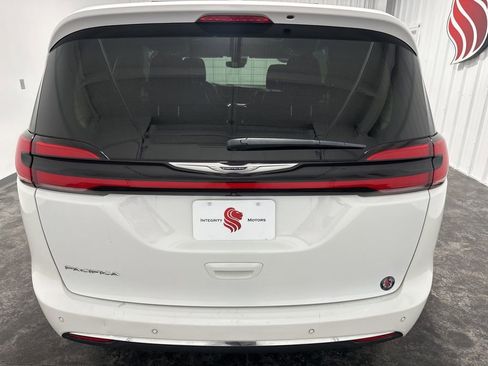 Used 2022 Chrysler Pacifica Touring-L FWD image 7