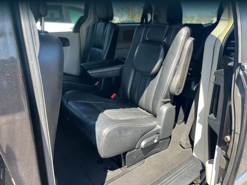 Used 2016 Chrysler Town & Country Touring image 10