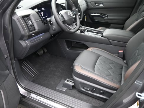 New 2026 Nissan Pathfinder Platinum FWD image 12