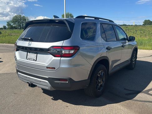 Used 2025 Honda Pilot TrailSport image 5