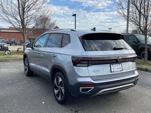 Used 2025 Volkswagen Taos SE AWD/4WD image 7