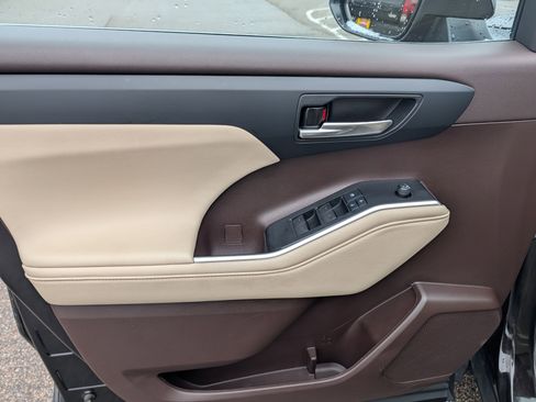 Used 2021 Toyota Highlander XLE image 24