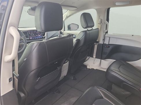 Used 2024 Chrysler Pacifica Touring-L image 16