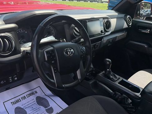 Used 2017 Toyota Tacoma TRD Sport AWD/4WD image 10