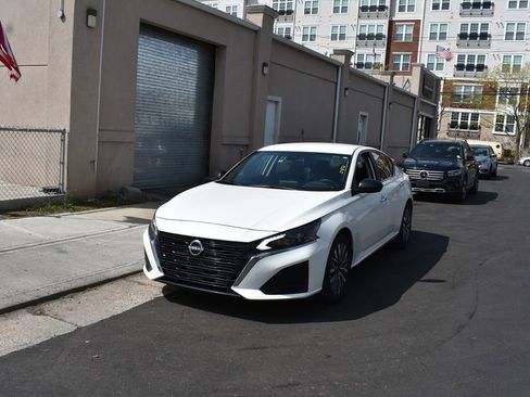 Used 2025 Nissan Altima 2.5 SV FWD image 2