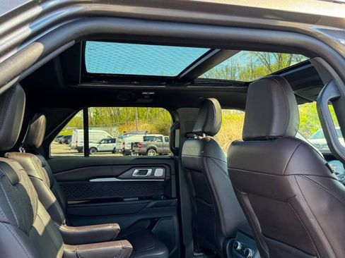 Used 2025 Ford Explorer Platinum w/ LUX Leather Package AWD/4WD image 18