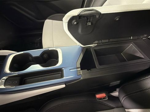 Certified 2025 Chevrolet Equinox EV LT image 24