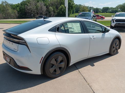 New 2026 Toyota Prius Plug-In Hybrid FWD image 19