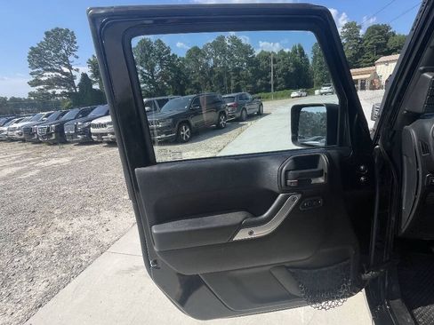 Used 2015 Jeep Wrangler Unlimited Rubicon w/ Connectivity Group AWD/4WD image 10