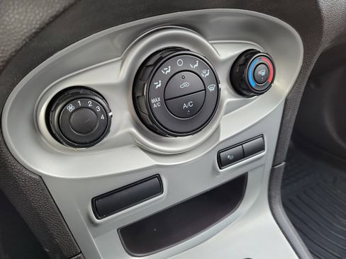 Used 2015 Ford Fiesta SE image 28