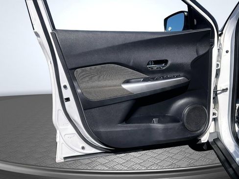 Used 2018 Nissan Kicks FWD image 23