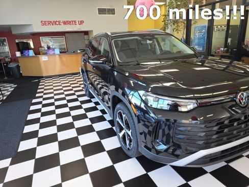 Certified 2025 Volkswagen Tiguan SE image 3