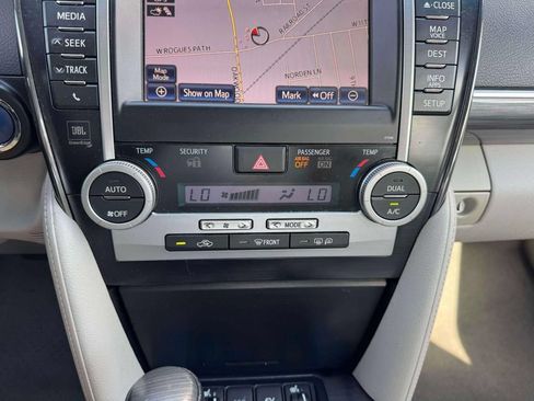 Used 2012 Toyota Camry XLE w/ Leather Pkg FWD image 32