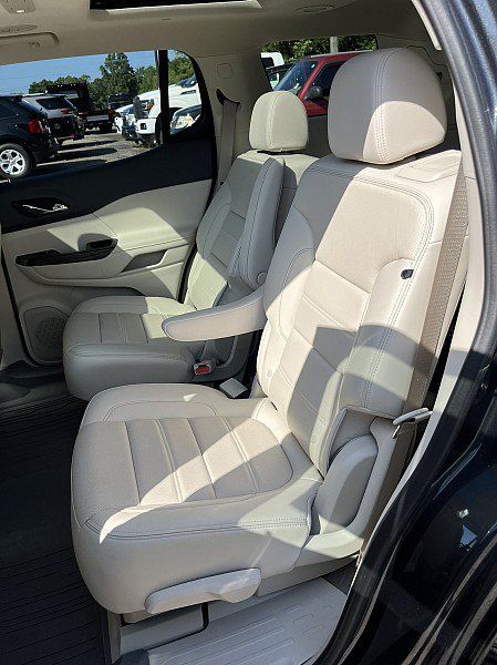 Used 2022 GMC Acadia Denali w/ Denali Technology Package FWD image 15