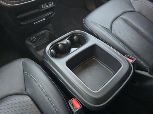 Used 2025 Chrysler Pacifica Select FWD image 17