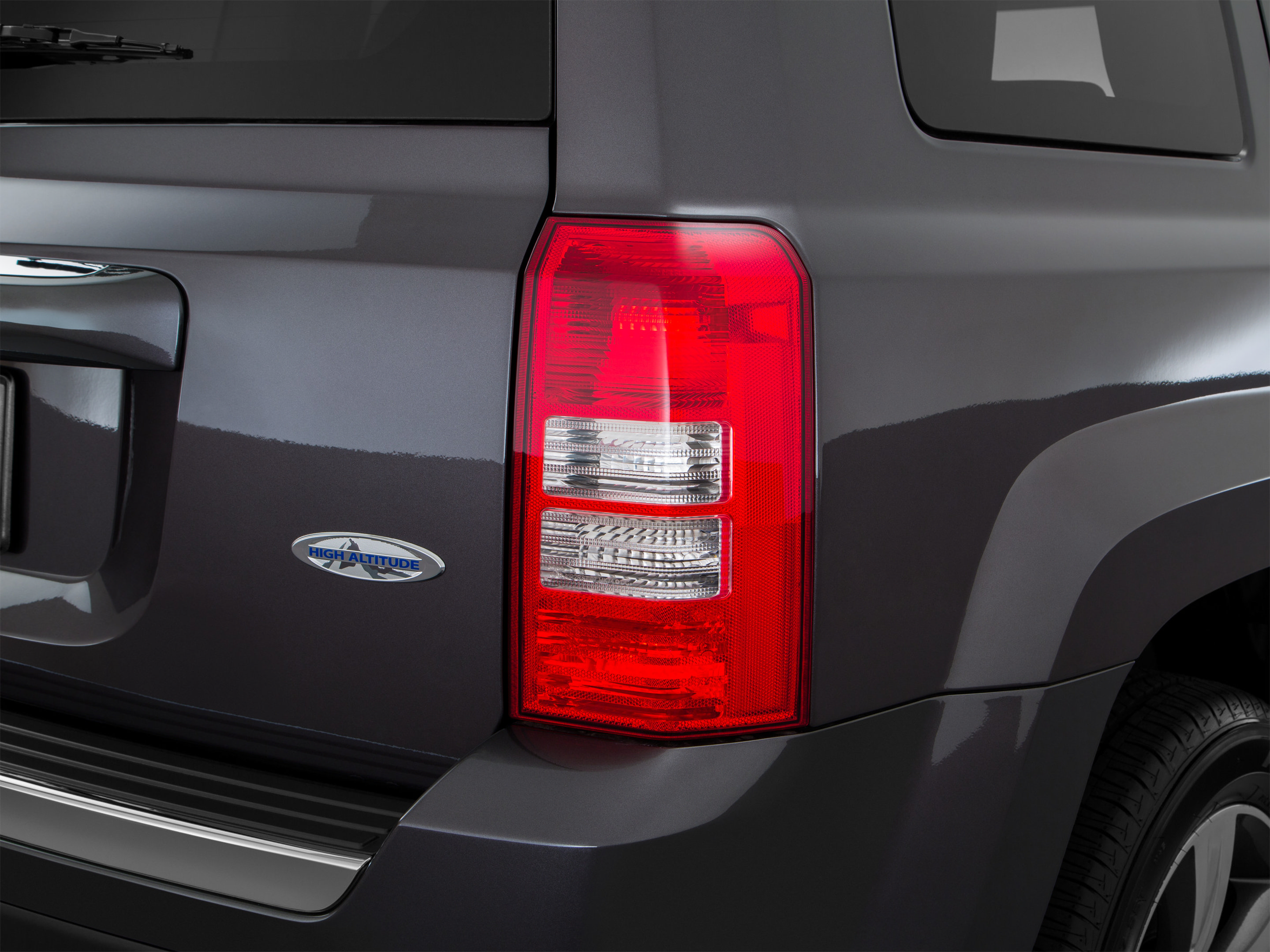 Used 2016 Jeep Patriot Latitude w/ Sun/Sound Group FWD image 17