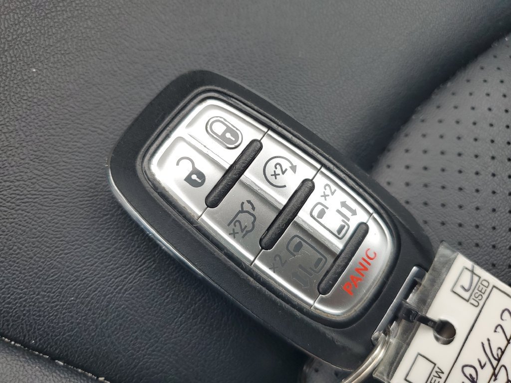 Used 2024 Chrysler Pacifica Touring-L FWD image 23
