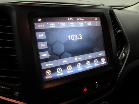 Used 2022 Jeep Cherokee Trailhawk AWD/4WD image 27