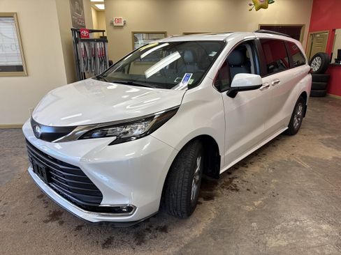 Used 2023 Toyota Sienna XLE AWD/4WD image 3