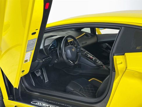 Used 2018 Lamborghini Aventador S image 12