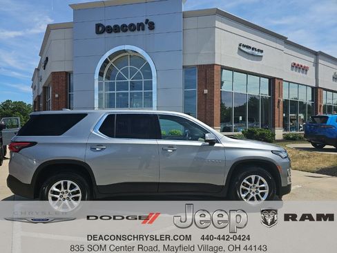Used 2023 Chevrolet Traverse LS FWD image 1
