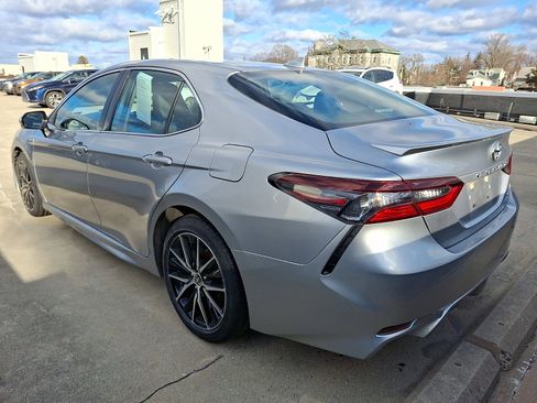 Used 2023 Toyota Camry SE image 3