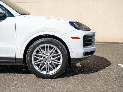 Certified 2026 Porsche Cayenne AWD/4WD image 9