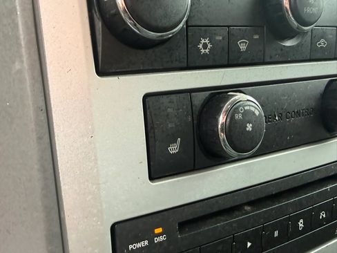 Used 2010 Chrysler Town & Country Touring FWD image 19