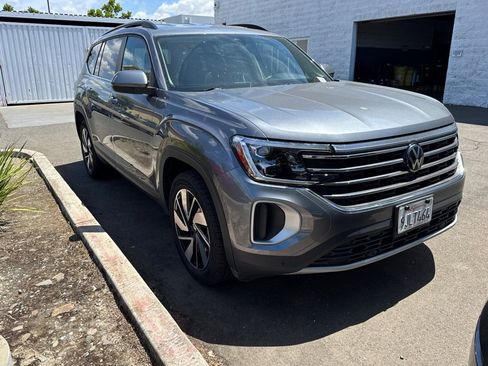 Used 2024 Volkswagen Atlas SE FWD image 2