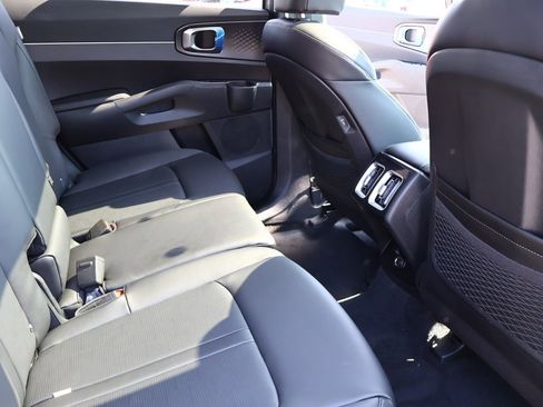 Used 2025 Kia Sorento S w/ Panoramic Sunroof Package image 21