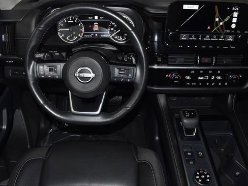 Used 2025 Nissan Pathfinder SL image 14
