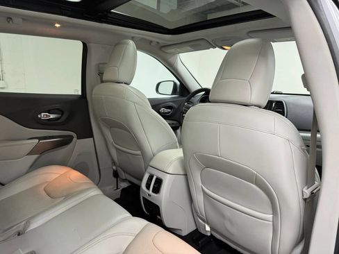 Used 2019 Jeep Cherokee Limited w/ Luxury Group AWD/4WD image 16