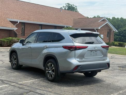 Used 2021 Toyota Highlander XLE AWD/4WD image 5