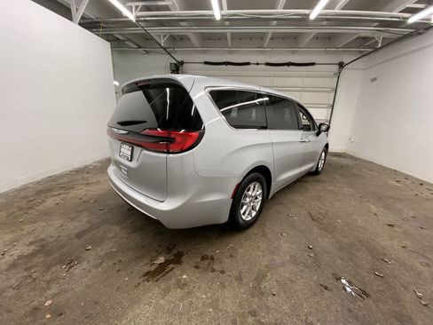 Used 2024 Chrysler Pacifica Touring-L image 6