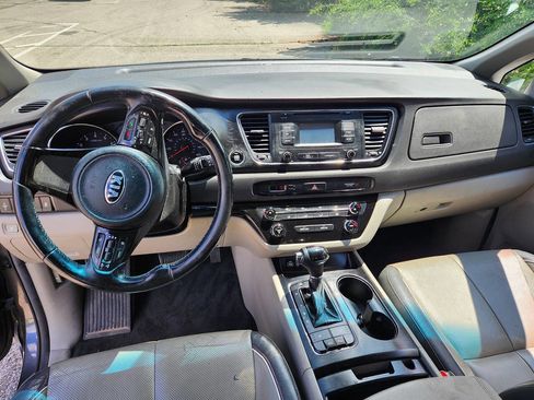 Used 2017 Kia Sedona LX w/ LX Essentials Premium Package FWD image 12