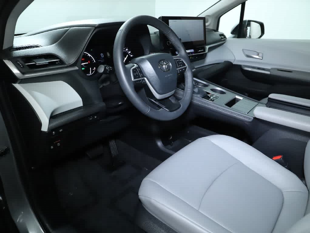 Used 2026 Toyota Sienna XLE AWD/4WD image 17