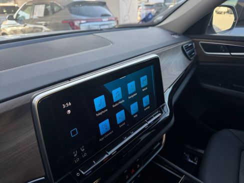 Used 2025 Volkswagen Atlas SE image 18