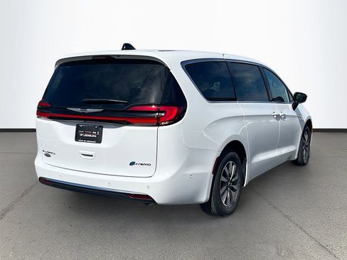 New 2025 Chrysler Pacifica Select image 10