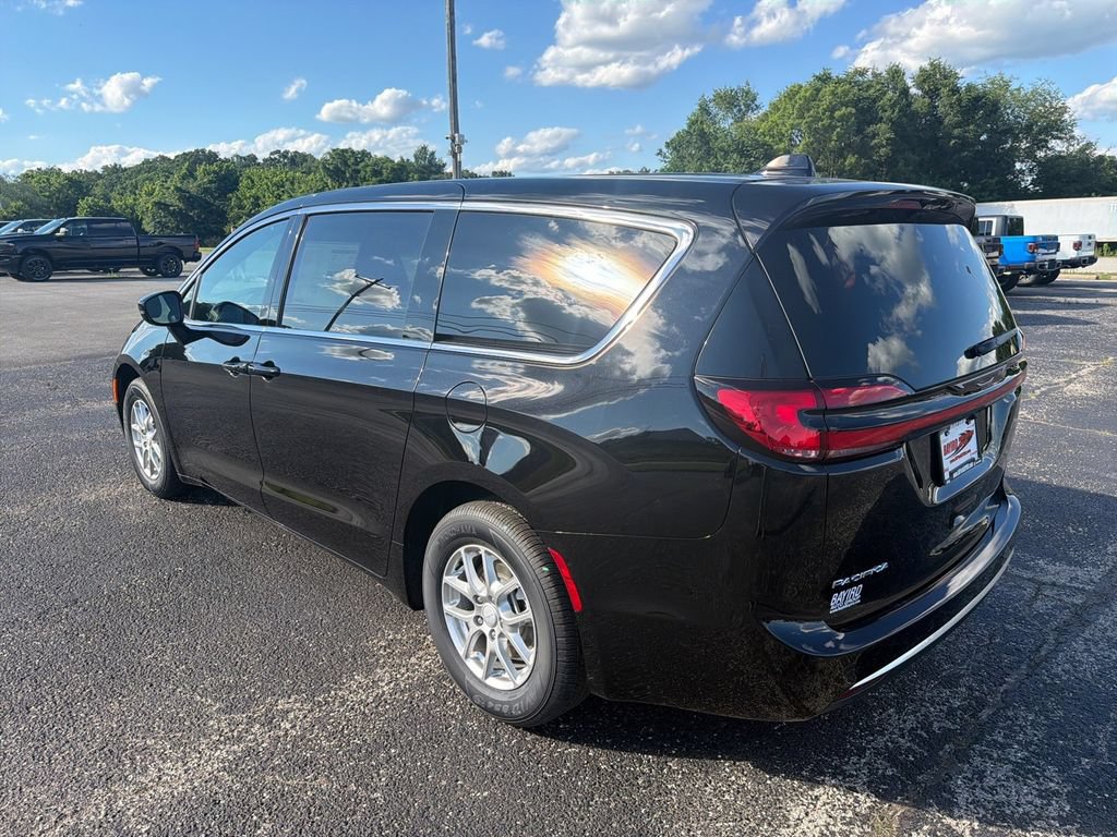 New 2027 Chrysler Pacifica Select w/ Family Tech Group FWD image 4