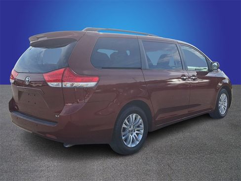 Used 2014 Toyota Sienna XLE image 4