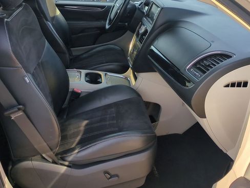 Used 2014 Chrysler Town & Country Touring-L image 25