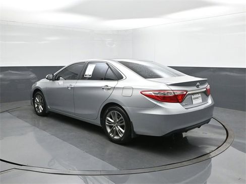 Used 2017 Toyota Camry SE image 5