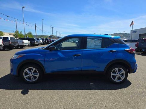 Used 2022 Nissan Kicks S FWD image 2